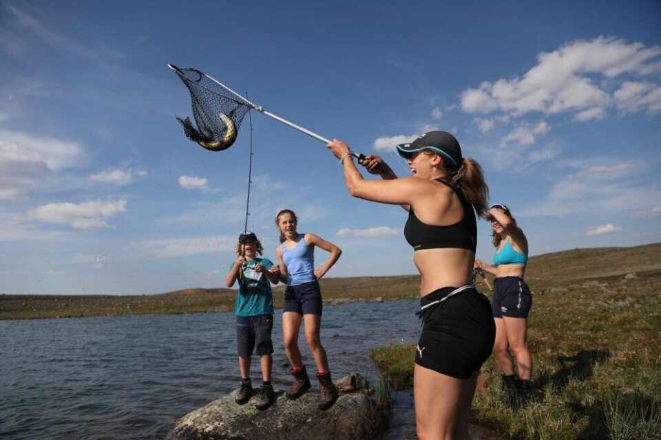 Ting begynner å skje, plutselig biter fisken. Søstrene jubler sammen med Narve over fangsten, og sørger for at den kommer trygt på land. Ting begynner å skje, plutselig biter fisken. Søstrene jubler sammen med Narve over fangsten, og sørger for at den kommer trygt på land.