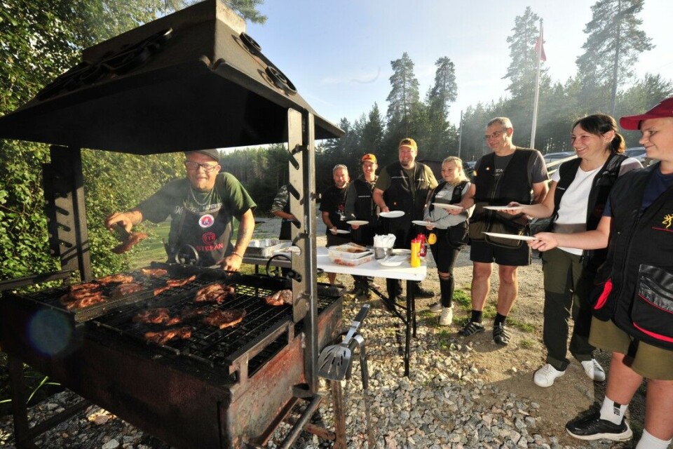 Grillmester Stefan Mesna serverer koteletter og pølser. Grillmester Stefan Mesna serverer koteletter og pølser.
