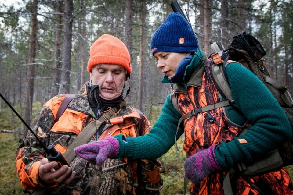 Bjørnar Borch-Raudajoki (t.v.), jakthundinstruktør og leder av Tana JFF, har også en opplevelse av at det er forskjell på hvordan menn og kvinner opptrer i en jaktsituasjon, og viser til erfaring fra egen familie. Her er hunden ute i søk, og Bjørnar følger søket sammen med Marit Melby Berglund.