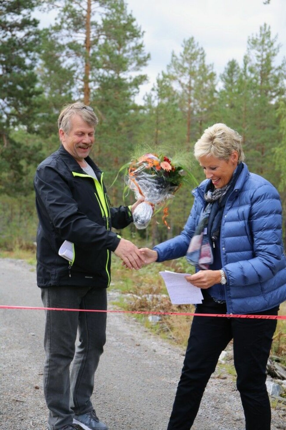 Ordfører Anne Kristine Norman, her flankert av foreningsleder Arnt Haugen, fikk æren av å åpne det nye jaktskytteranlegget på Hertåtangen i Sigdal kommune, 7. september