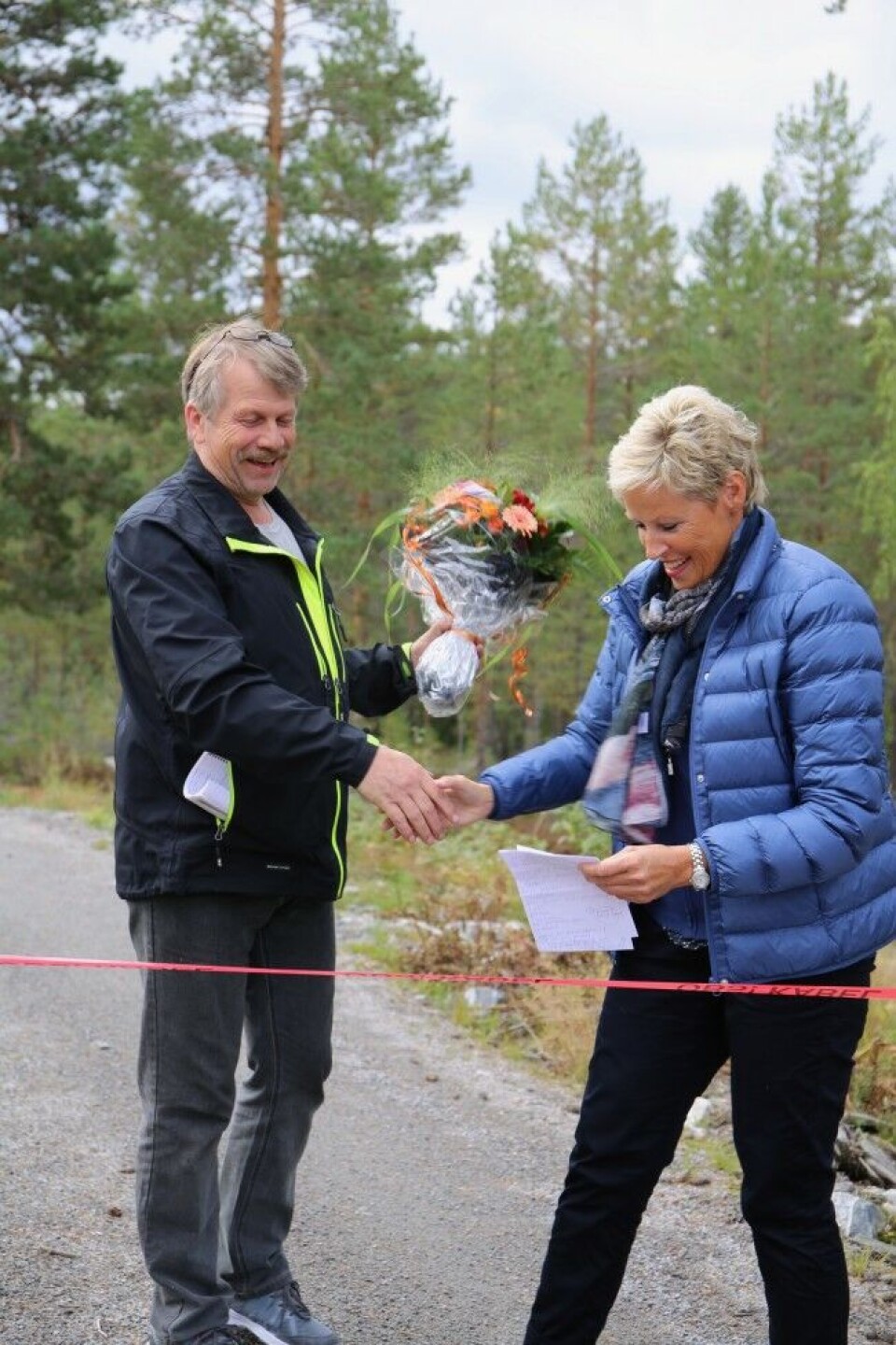 Ordfører Anne Kristine Norman, her flankert av foreningsleder Arnt Haugen, fikk æren av å åpne det nye jaktskytteranlegget på Hertåtangen i Sigdal kommune, 7. september Ordfører Anne Kristine Norman, her flankert av foreningsleder Arnt Haugen, fikk æren av å åpne det nye jaktskytteranlegget på Hertåtangen i Sigdal kommune, 7. september