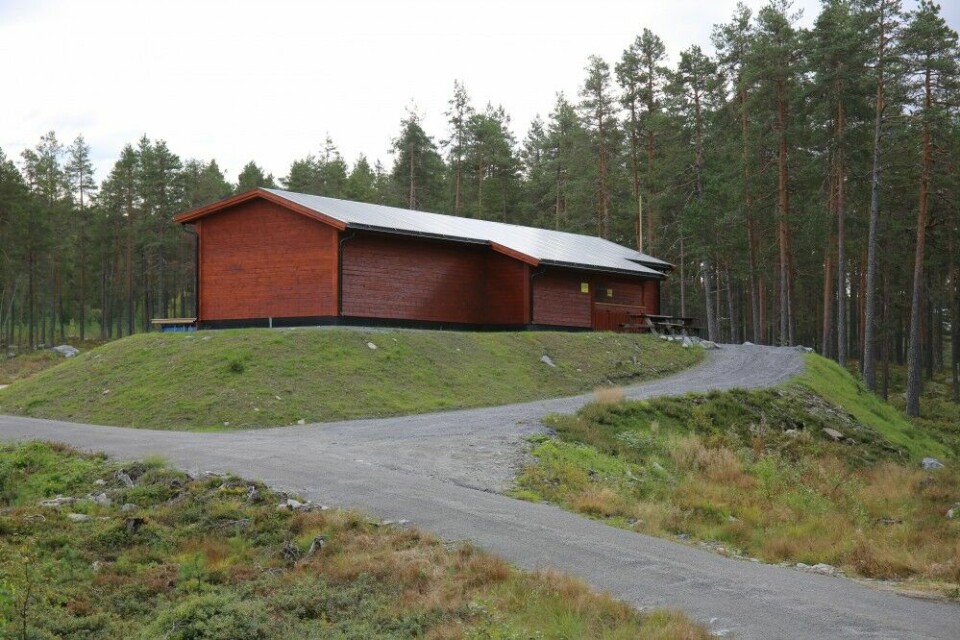 Trapbanen ligger i et idyllisk skogsterreng på åsen nord for kommunesenteret Prestfoss.