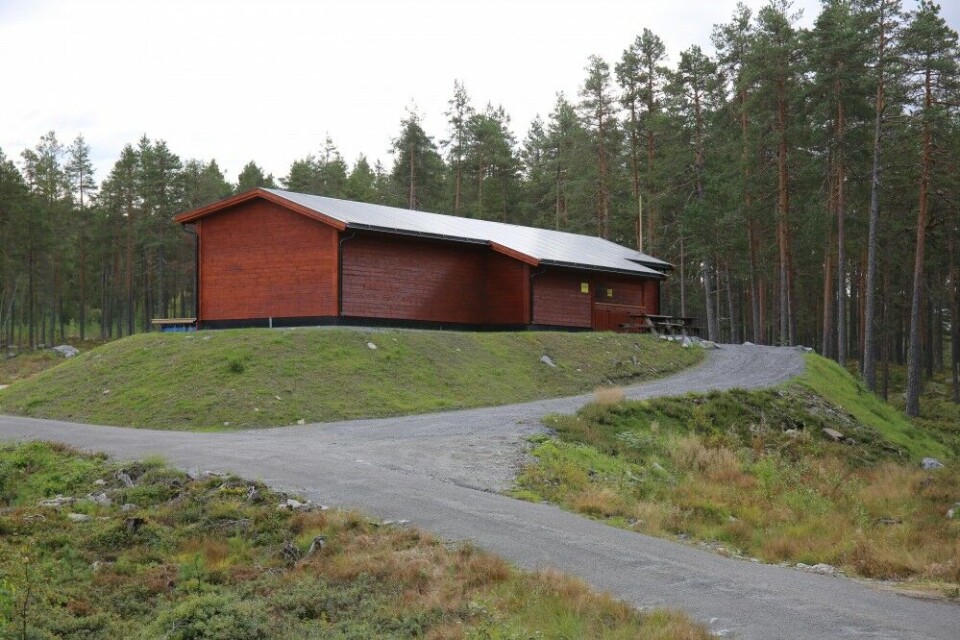 Trapbanen ligger i et idyllisk skogsterreng på åsen nord for kommunesenteret Prestfoss. Trapbanen ligger i et idyllisk skogsterreng på åsen nord for kommunesenteret Prestfoss.