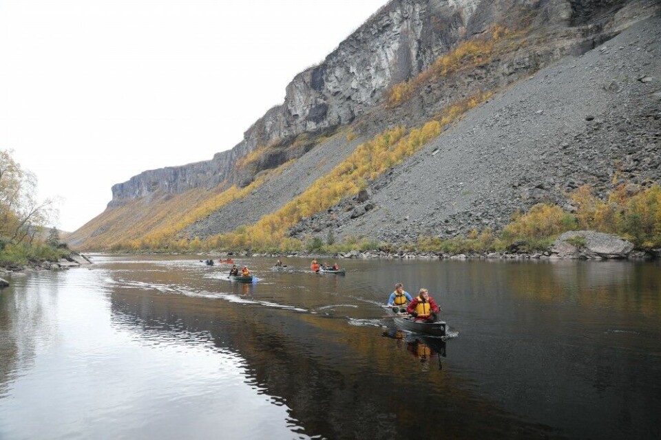 Padling gjennom den mektige Sautso canyon i øvre lakseførende del av Altaelva er pensum for elever på jakt og fiskelinjen ved Alta folkehøgskole. Padling gjennom den mektige Sautso canyon i øvre lakseførende del av Altaelva er pensum for elever på jakt og fiskelinjen ved Alta folkehøgskole.