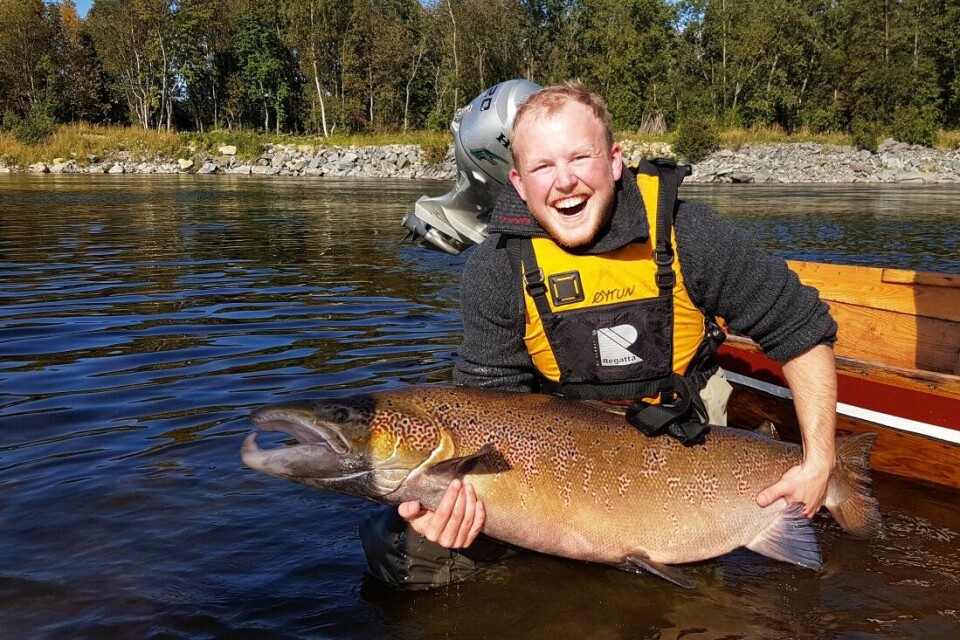 Øystein Hundstad kan koste på seg det helt store gliset, etter sitt livs fiskeopplevelse. Denne Alta-kubben ble estimert til ca. 20 kilo, før den fikk friheten tilbake. Øystein Hundstad kan koste på seg det helt store gliset, etter sitt livs fiskeopplevelse. Denne Alta-kubben ble estimert til ca. 20 kilo, før den fikk friheten tilbake.