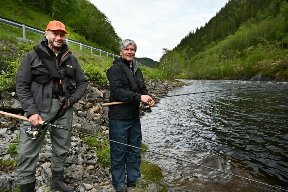 Generalsekretær i Norges Jeger- og Fiskerforbund Eldar Berli prøvde fiskelykken sammen med Klima- og miljøminister Ola Elvestuen på Nord Kringen i Stjørdalselva.