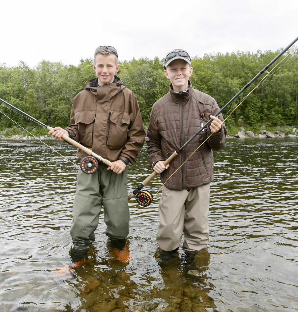 Fluefiske er mer sport enn slukfiske, mener 13-åringene Espen Hansen (t.v.) og Kristian Ljøkelsøy.