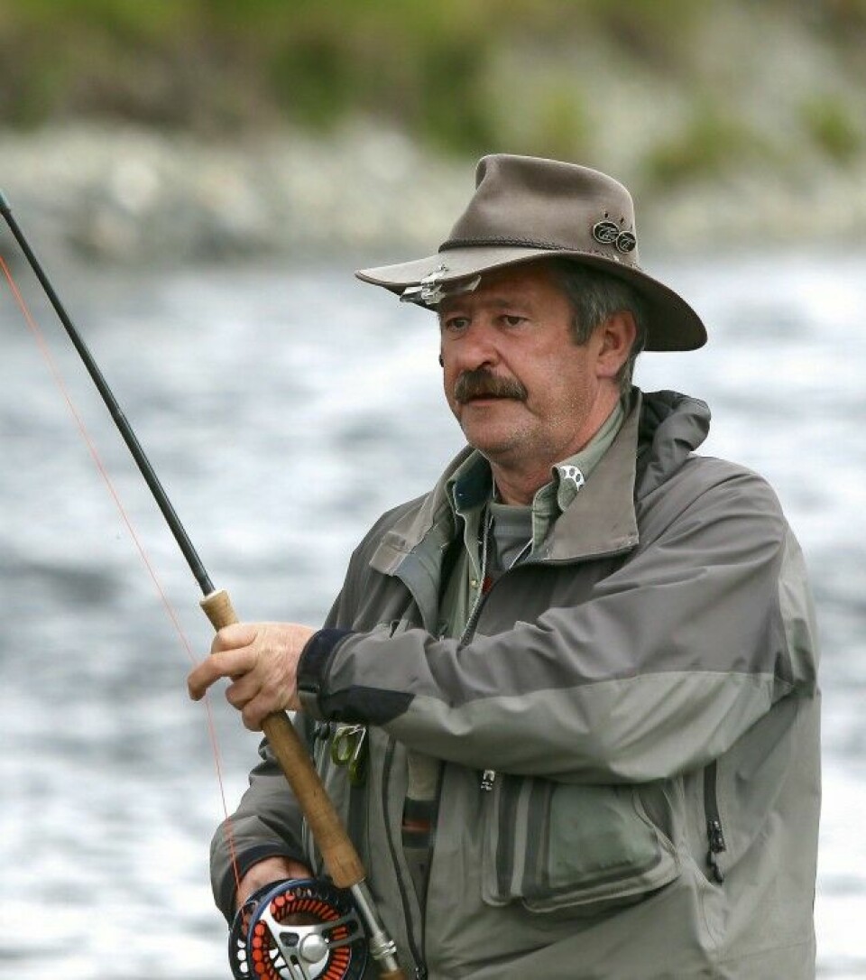 Sveitseren Hans Spinnler har 25 års fartstid i Orkla og tilbyr eksklusivt rotasjonsfiske på sju vald i nedre halvdel av elva.
