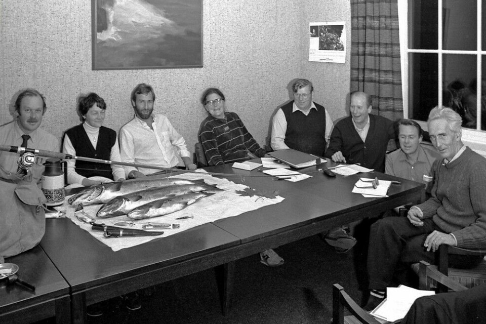 Lardal bygningsråd med beslaglagt fiskeutstyr og laks, en gang i 1980-årene. De skulle egentlig bare på befaring ved Numedalslågen, men endte med å skremme bort tjuvfiskere.