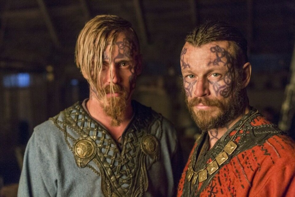 Jasper Pääkkönen (t.v.) spiller Halvdan Svarte i TV-suksessen Vikings. Her sammen med Peter Frans, som har rollen som Harald Hårfagre. Jasper Pääkkönen (t.v.) spiller Halvdan Svarte i TV-suksessen Vikings. Her sammen med Peter Frans, som har rollen som Harald Hårfagre.