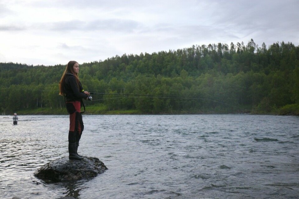 Kristin Nystad, en av to jenter på campen, fortalte om at hun ønsker å få med seg venninner som aldri har fisket før. Terskelen blir høy når fiskekortene blir for dyre, og alle på campen var skjønt enige om at laksefiske for ungdom burde være gratis! Kristin Nystad, en av to jenter på campen, fortalte om at hun ønsker å få med seg venninner som aldri har fisket før. Terskelen blir høy når fiskekortene blir for dyre, og alle på campen var skjønt enige om at laksefiske for ungdom burde være gratis!