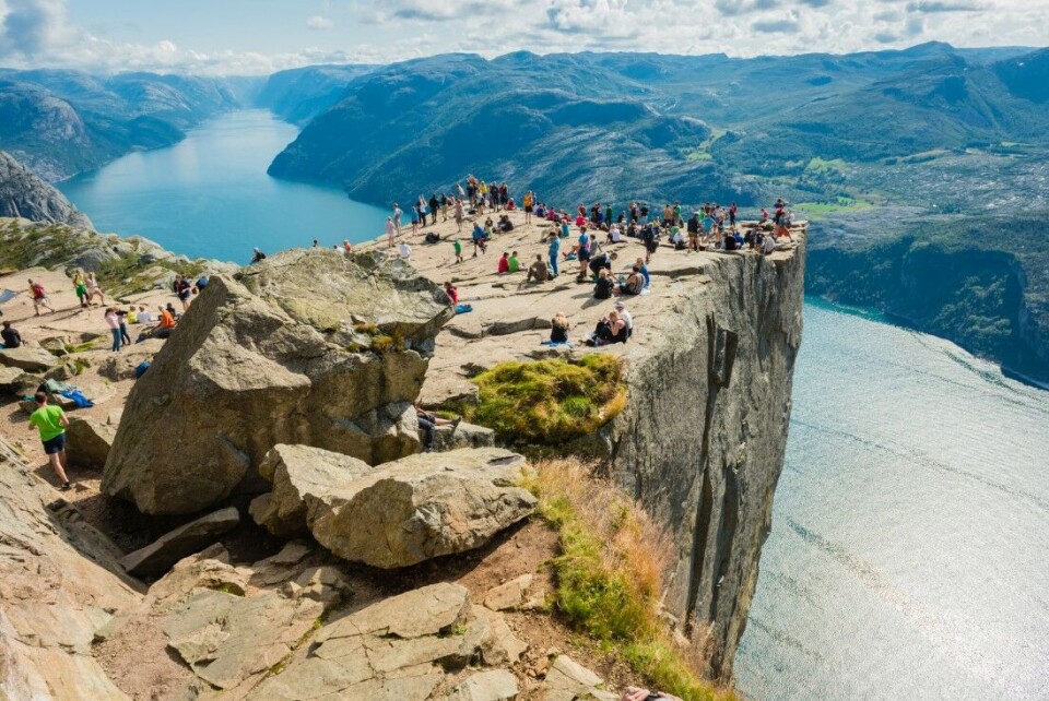 Preikestolen er blant mottakerne av tilskudd fra Miljødirektoratets tilskuddsordning Nasjonale turiststier. Over 250.000 mennesker tar hvert år turen opp til fjellplatået på nordsiden av Lysefjorden i Rogaland. Preikestolen er blant mottakerne av tilskudd fra Miljødirektoratets tilskuddsordning Nasjonale turiststier. Over 250.000 mennesker tar hvert år turen opp til fjellplatået på nordsiden av Lysefjorden i Rogaland.