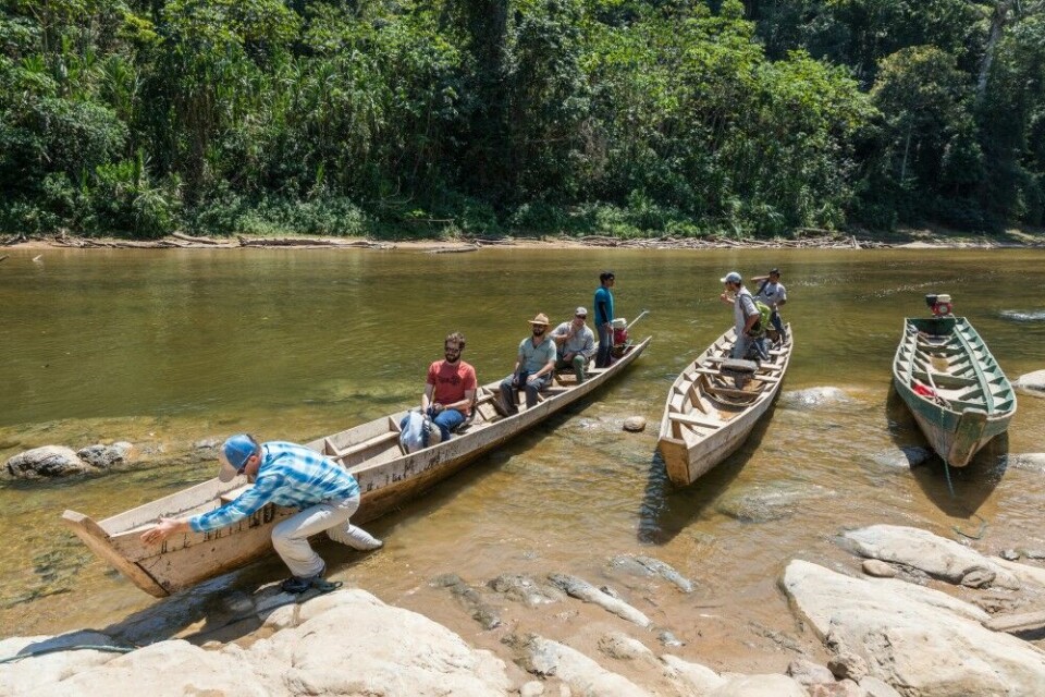 Siste etappe av den lange reisen foregår i tradisjonelle kanoer.