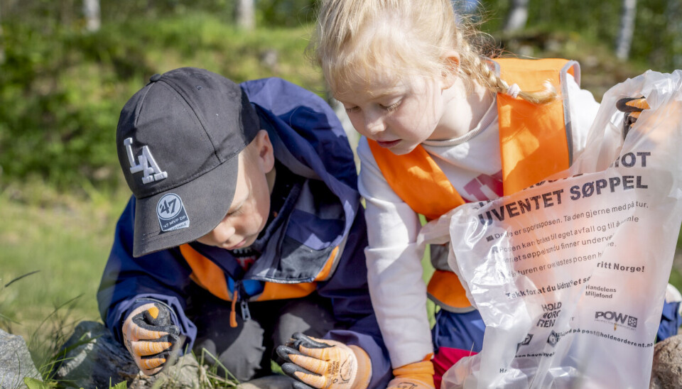 2) Emrik (t.v.) og Ravn Alvira går i gang med plastryddingen med stor iver. 2) Emrik (t.v.) og Ravn Alvira går i gang med plastryddingen med stor iver.