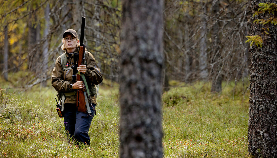 Renate Sørensen håper flere jegere får øynene opp for spenningen og fascinasjonen ved jakt med skjellende hund.
