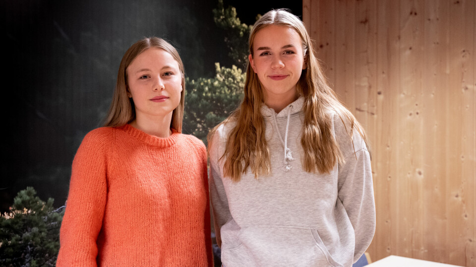 Begge jentene har tatt jegerprøven hos Melhus JFF. Fra venstre: Aurora Krog og Sara Riset.
