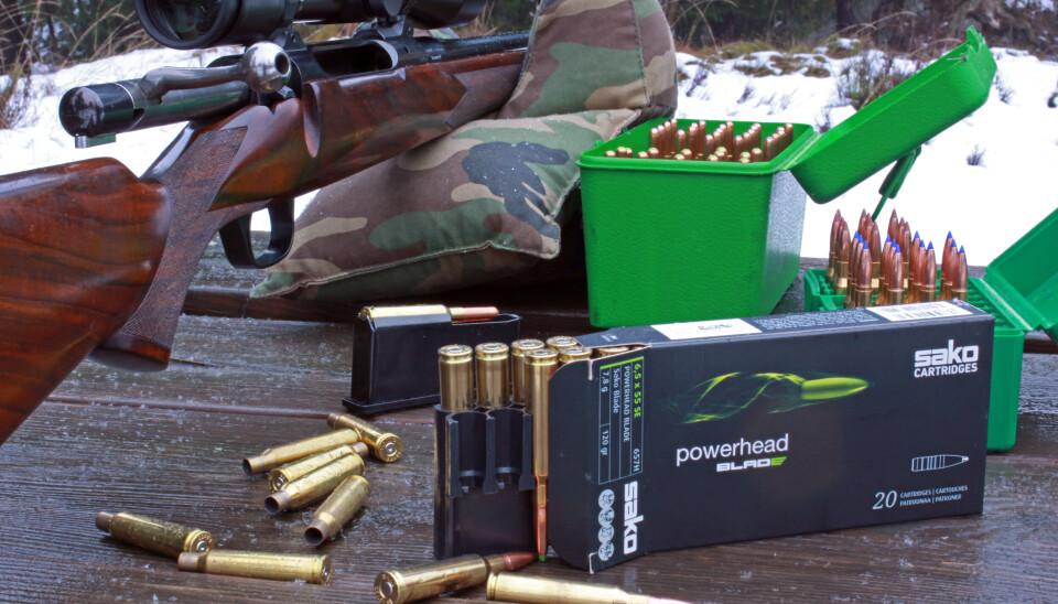Foreløpig er utvalget patroner med blyfrie kuler i 6,5x55 begrenset, men et alternativ er Sako Powerhead Blade i 7,8 gram. Dette er en presis kule som ekspanderer godt. Patronene i bakgrunnen er hjemmeladet med 7,8 gram Barnes TTSX, 8 gram Hasler Ariete og 9 gram Lapua Naturalis. Foreløpig er utvalget patroner med blyfrie kuler i 6,5x55 begrenset, men et alternativ er Sako Powerhead Blade i 7,8 gram. Dette er en presis kule som ekspanderer godt. Patronene i bakgrunnen er hjemmeladet med 7,8 gram Barnes TTSX, 8 gram Hasler Ariete og 9 gram Lapua Naturalis.