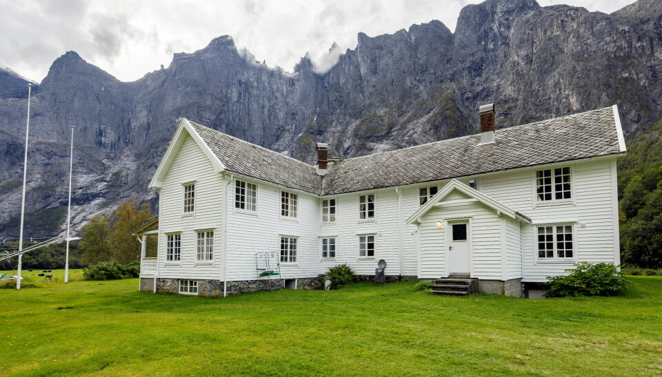Fiva House i Rauma i Romsdalen ligger i spektakulær natur, og er et av de mest kjente engelskhusene i våre laksedaler. Huset ble oppført til familien Bromley-Davenport i 1860-årene.