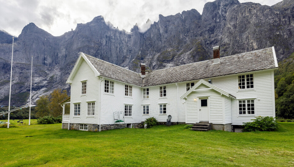 Fiva House i Rauma i Romsdalen ligger i spektakulær natur, og er et av de mest kjente engelskhusene i våre laksedaler. Huset ble oppført til familien Bromley-Davenport i 1860-årene. Fiva House i Rauma i Romsdalen ligger i spektakulær natur, og er et av de mest kjente engelskhusene i våre laksedaler. Huset ble oppført til familien Bromley-Davenport i 1860-årene.