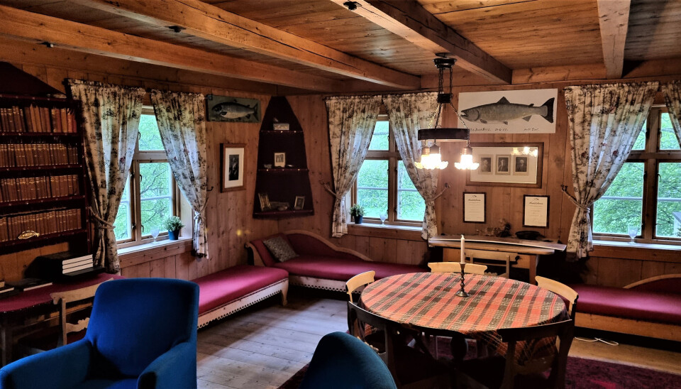 Mye av interiøret, samtidens fiskeutstyr, bilder og fangstprotokoller fra andre halvdel av 1800-tallet er tatt vare på i flere av engelskhusene. Her fra Engelskbygningen på Renå i Stjørdalselva. Mye av interiøret, samtidens fiskeutstyr, bilder og fangstprotokoller fra andre halvdel av 1800-tallet er tatt vare på i flere av engelskhusene. Her fra Engelskbygningen på Renå i Stjørdalselva.