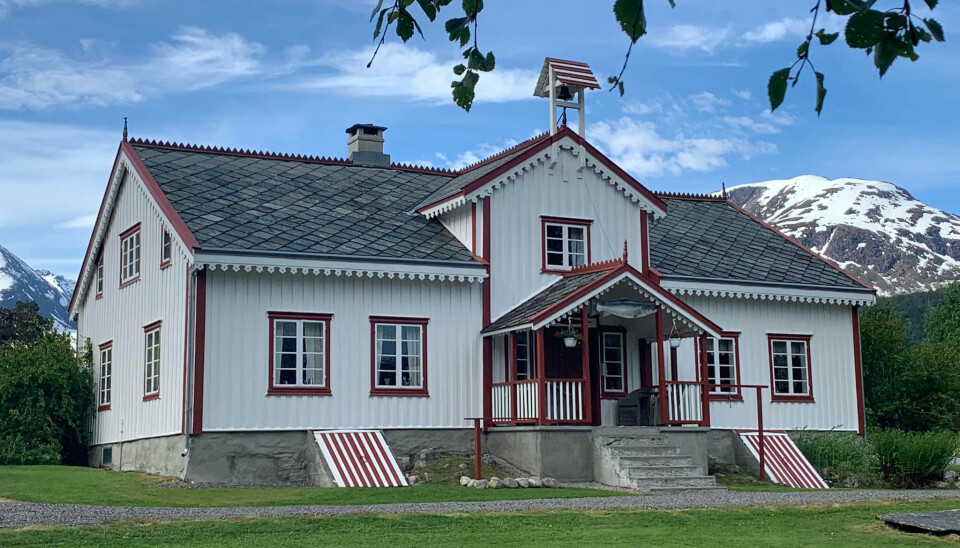 Engelskhuset på Syltebø Gård ble bygd i 1863. Gården har vært i familien Jørstads eie siden 1825. Engelskhuset på Syltebø Gård ble bygd i 1863. Gården har vært i familien Jørstads eie siden 1825.