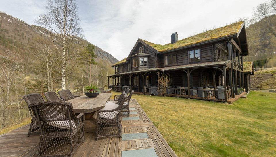 Todalshytta ved elva Toåa på Nordmøre ble bygget i 1899 (tidligere kalt «Phillips House») og er godt vedlikeholdt. Huset er en av fem lodger som Ethelbert Lort-Phillips (1857-1943), en velstående waliser og ivrig laksefisker, fikk oppført til sine engelske gjester og kunder. Todalshytta ved elva Toåa på Nordmøre ble bygget i 1899 (tidligere kalt «Phillips House») og er godt vedlikeholdt. Huset er en av fem lodger som Ethelbert Lort-Phillips (1857-1943), en velstående waliser og ivrig laksefisker, fikk oppført til sine engelske gjester og kunder.