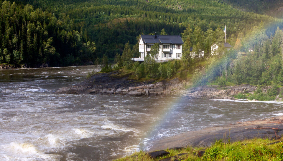 Hvem kunne ikke tenke seg å sjekke inn her? Laksfors House i Vefsna på Helgeland ligger strategisk plassert ved Laksforsen – historisk en av landets mest attraktive laksehøler. Her går elva flomstor. Hvem kunne ikke tenke seg å sjekke inn her? Laksfors House i Vefsna på Helgeland ligger strategisk plassert ved Laksforsen – historisk en av landets mest attraktive laksehøler. Her går elva flomstor.