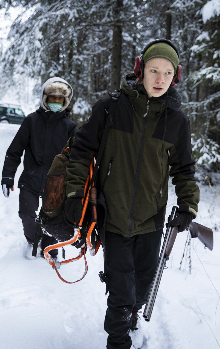 Mats Horni på jakt med ungdomsskoleelevene Solan og Daniel.