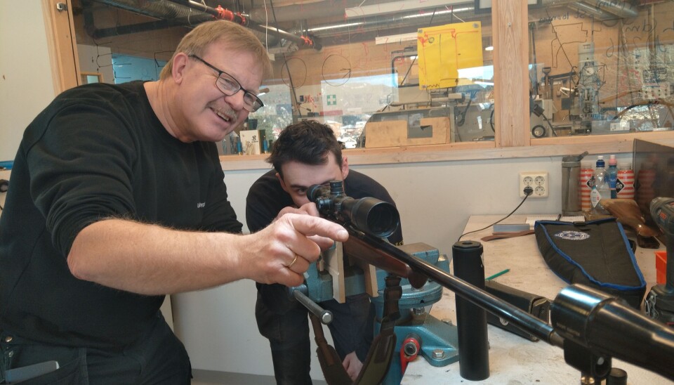 Yrkesfaglærer Lars Aksel Nygård og elev Eirik Rognmo ved børsemakerlinja på Gauldal VGS oppfordrer flere unge til å undersøke børsemakerfaget som mulig yrkesvei. Yrkesfaglærer Lars Aksel Nygård og elev Eirik Rognmo ved børsemakerlinja på Gauldal VGS oppfordrer flere unge til å undersøke børsemakerfaget som mulig yrkesvei.