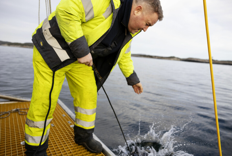 Ove Olsen hiver ut en undervannsdrone for å søke etter og hente opp tapte teiner.