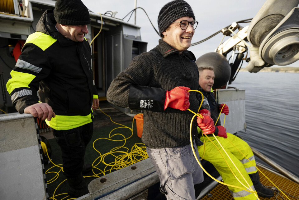 En vanlig dag på jobben tar (f.v.) Steinar Torjussen, skipper Tord Aslaksen og Ove Olsen opp 10-20 tapte teiner og fiskeredskaper.
