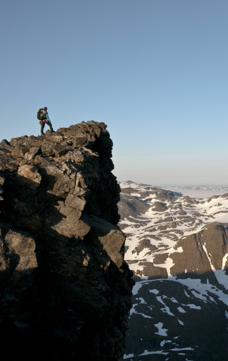 Luftig topp på vestsiden av Jøfjorden på Seiland. ---- Summit on the east side of Jøfjorden on Seiland.