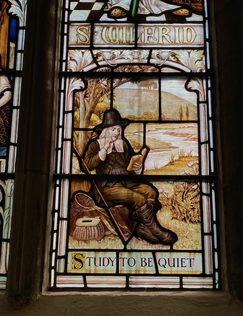 Flere av glassmaleriene i Winchesterkatedralen, der Walton har sitt siste hvilested, er inspirert av nettopp kontemplasjon og fluefiske. Mon tro hvor mange fisk som ligger i kurven?