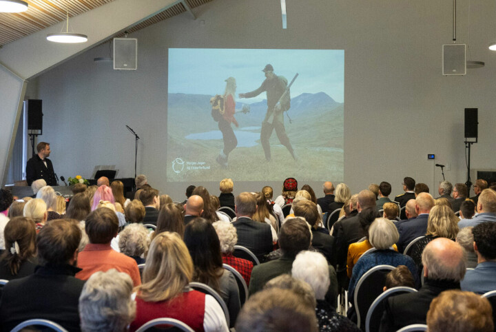 Kongen talte selv og fikk høre flere foredrag på Jakt- og Fiskesenteret under sitt besøk i Flå kommune.