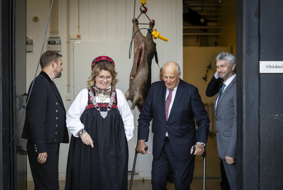 Kongen talte på Jakt- og Fiskesenteret under sitt besøk i Flå kommune torsdag 5. oktober. Kongen, som selv var på elgjakt i forrige uke, fikk også en omvisning på viltslakteriet.
