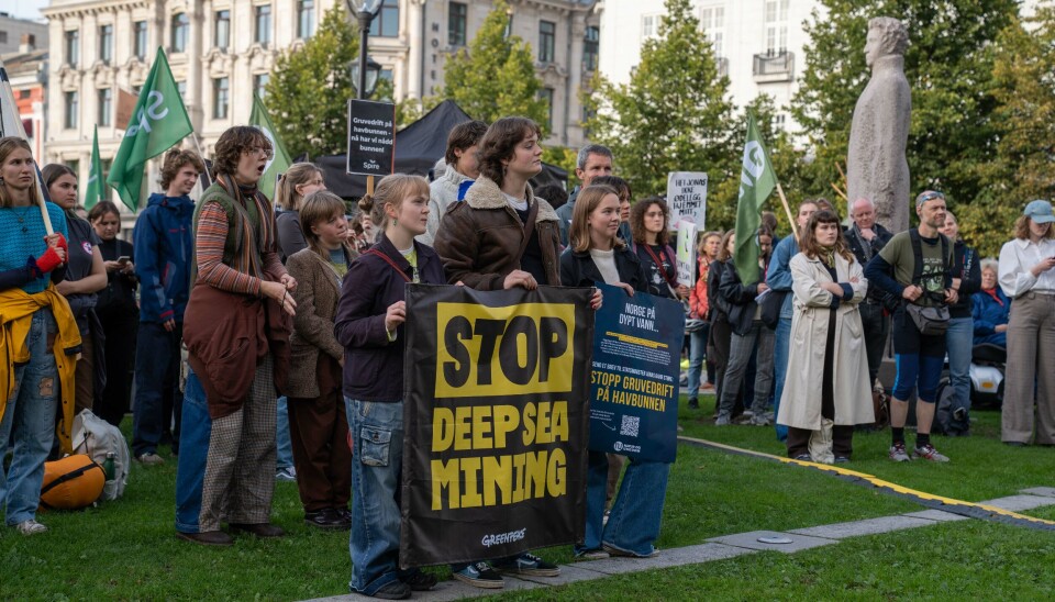 Motstanden mot regjeringens planer for gruvedrift på havbunnen øker. I oktober ble det avholdt en aksjon utenfor Stortinget der miljøbevegelsen krevde at Jonas Gahr Støre går av som leder av Havpanelet om ikke planene stanses. Motstanden mot regjeringens planer for gruvedrift på havbunnen øker. I oktober ble det avholdt en aksjon utenfor Stortinget der miljøbevegelsen krevde at Jonas Gahr Støre går av som leder av Havpanelet om ikke planene stanses.