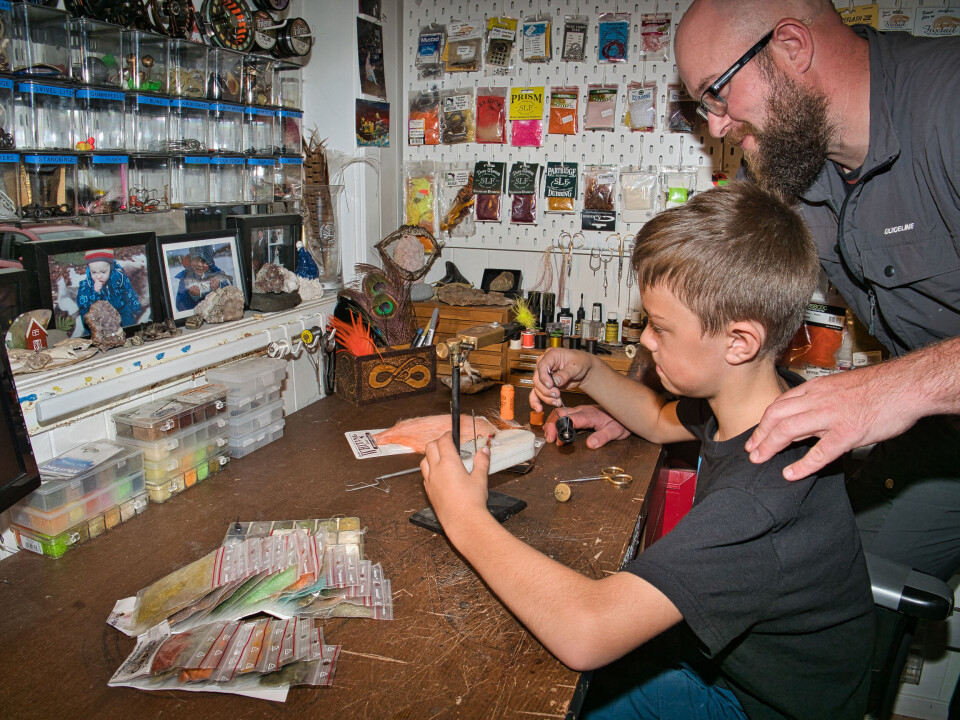 Litt veiledning kan være gull verdt i starten. Her har junior benket seg ned i fars «mancave», og en sjøørretflue begynner å ta form.