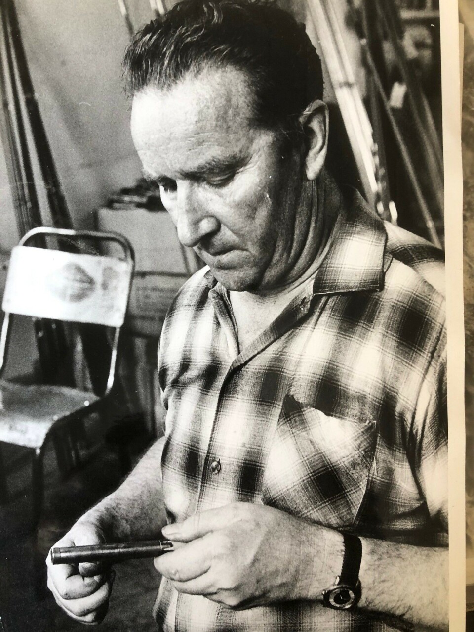 Stangmaker Sigurd Vangen i arbeid i lokalene i Rathkes gate på Oslo østkant. Vangen ble et begrep i tiårene etter andre verdenskrig, med splittkein stenger på øverste hylle.