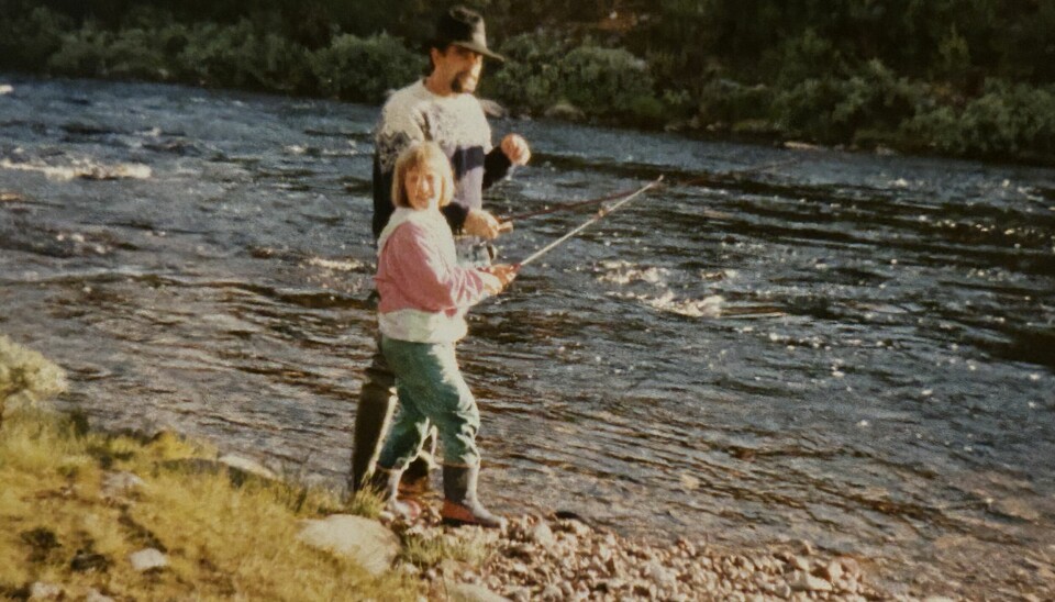 Jente og mann som fisker i elv. Privatbilde.