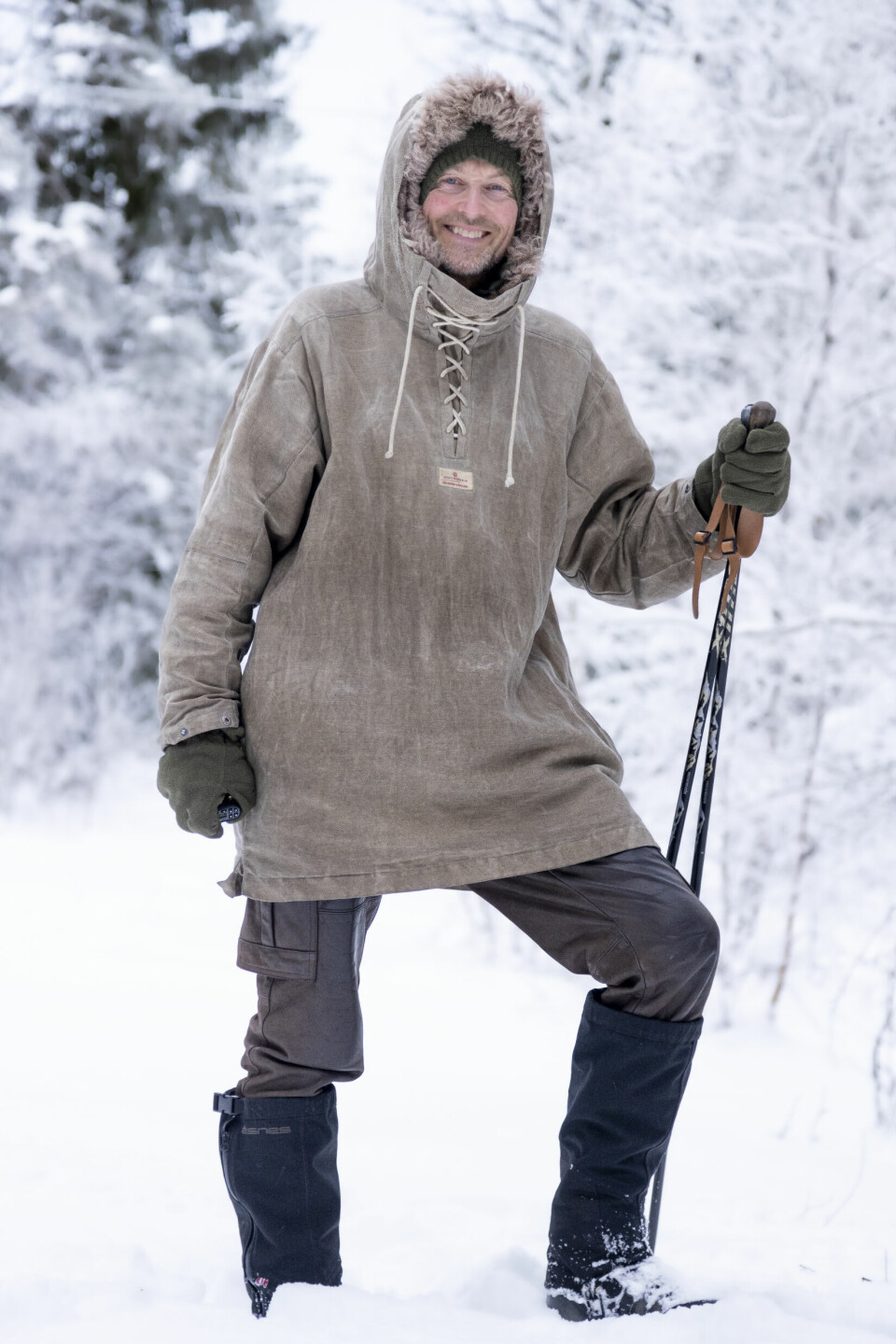Mann i klassisk Amundsen anorakk i vinterlandskap