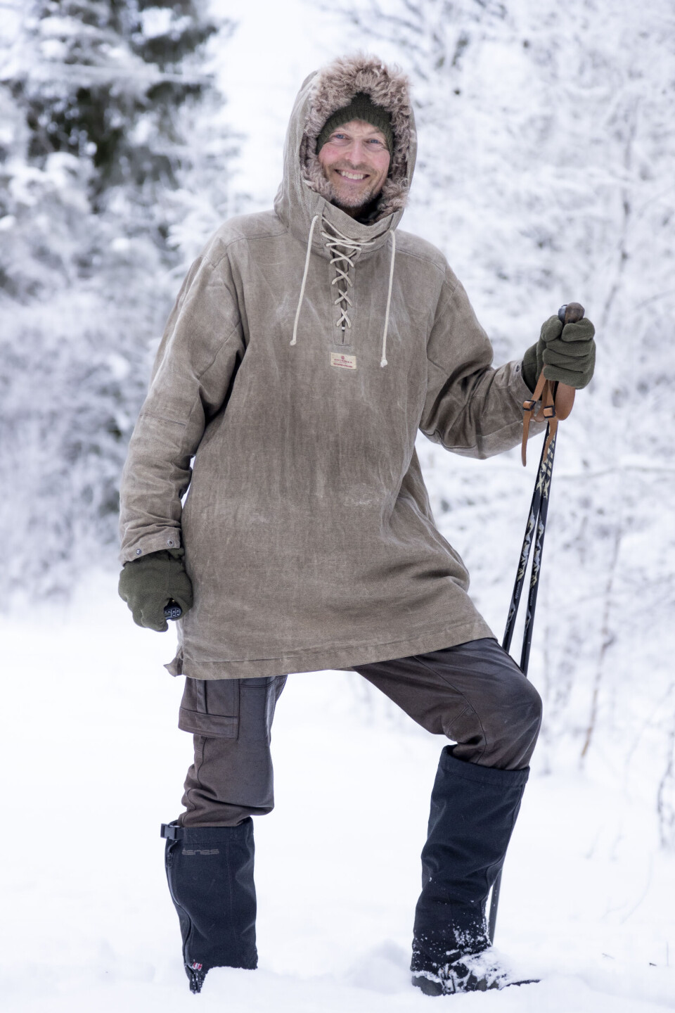 Jakt & Fiske har testet Amundsen Heroes Anorak. Mann i klassisk Amundsen anorakk i vinterlandskap