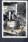 Leif Bolstad (til venstre.) og Johannes Horvei tok i 1941 en av verdens største atlantiske lakser i Bolstadelva. Laksen på over 30 kilo var i elva for å gyte.