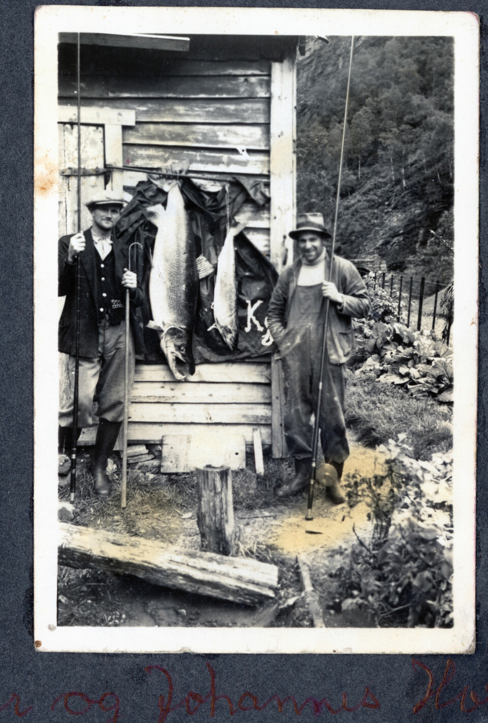 Leif Bolstad (til venstre.) og Johannes Horvei tok i 1941 en av verdens største atlantiske lakser i Bolstadelva. Laksen på over 30 kilo var i elva for å gyte.