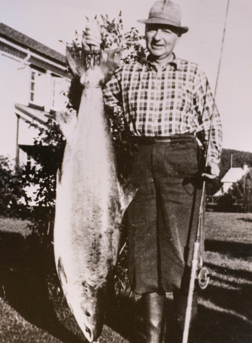 Her holder den stolte dansken Kai Jacobsen opp lakserekorden på Bjøra, den var på hele 31,2 kilo. Kjempestor fisk fanget i liten elv.