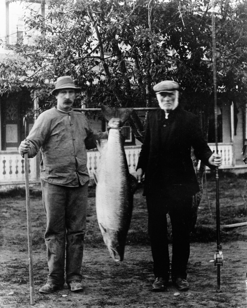 Svein Kjølstad (t.h.) og sønnen Nils, avbildet mens de holder rekordlaksen på 31,5 kg. Også verdt og nevne at i 2024 er det 100 år siden denne ble tatt.