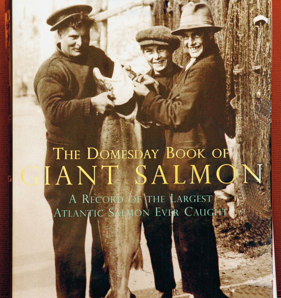 Bilde av forsiden til «The Domesday Book of Giant Salmon – record of the largest Atlantic Salmon ever caught» skrevet av Fred Buller
