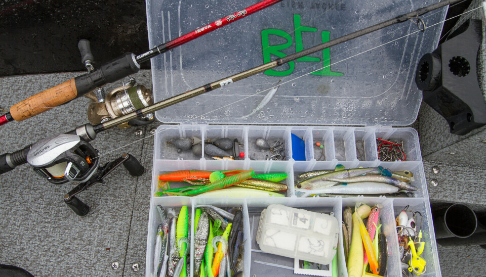 Stort fiskeskrin med plass til mange sluk for fiske.