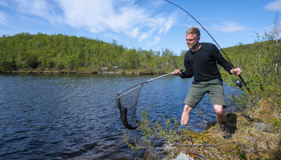 Her lander forfatter og friluftsmann Marius Nergård Pettersen en fin fisk i Finnmark.