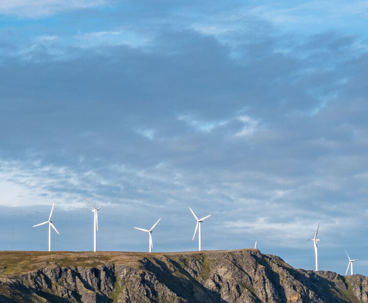 NVE jobber nå for å prioritere blant innmeldte kraftverk. (Bildet er tatt av Havøygavlen vindkraftverk i Finnmark)