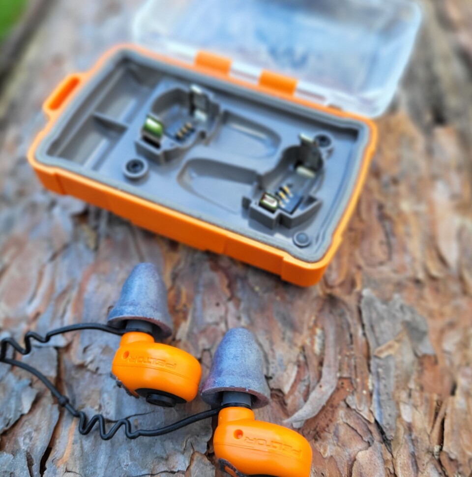 Her har vi Peltor EEP-100 EU elektroniske ørepropper til jakt. Her har vi Peltor EEP-100 EU elektroniske ørepropper til jakt.